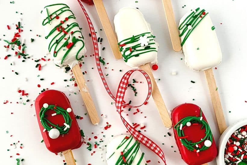 Get in the Christmas spirit with this fun and flavorful Holly Jolly Cakesicle recipe. Not only do these cake pop treats look good and make the perfect treat for guests, but they’re also absolutely delicious!