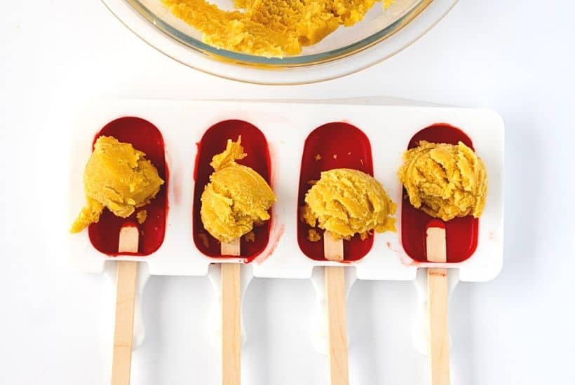 Get in the Christmas spirit with this fun and flavorful Holly Jolly Cakesicle recipe. Not only do these cake pop treats look good and make the perfect treat for guests, but they’re also absolutely delicious!