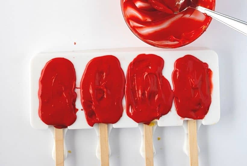 Get in the Christmas spirit with this fun and flavorful Holly Jolly Cakesicle recipe. Not only do these cake pop treats look good and make the perfect treat for guests, but they’re also absolutely delicious!