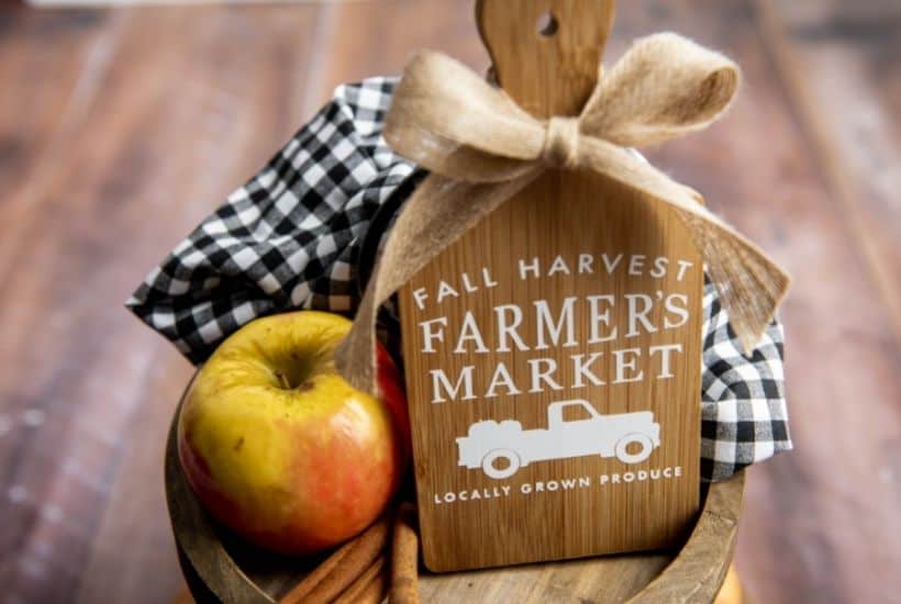 Fall is finally here, which means that all of those fun fall crafts are finally here. One craft that anyone would love to do this fall is this fall farmers' market cutting board.