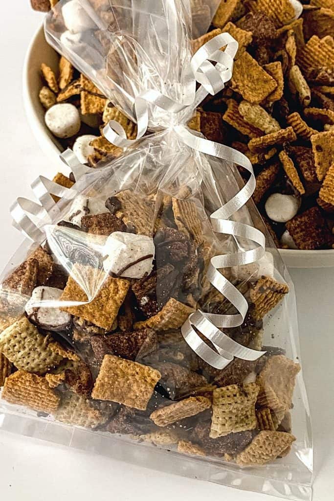 Easily make the perfect snack to enjoy while on the go or when hosting gatherings with loved ones. This S’mores Party Mix tastes great and is easy to prepare within minutes. This easy recipe also makes a great homemade holiday gift idea to give to family and friends.