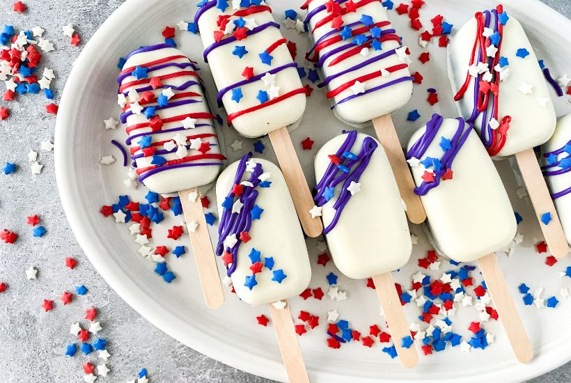Feeling festive and looking for the perfect treat to prepare for the holidays? Try these tasty and fun Red, White & Blue Cakesicles that are sure to be a huge hit at any gathering you host with your family and friends. Follow this easy step-by-step guide to teach you how to make your own cakesicles. Try this patriotic dessert for your upcoming party.