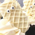 Looking for the perfect spooky treat to prepare for your kiddos this Halloween? Try these tasty and fun Mummy Cupcakes! This ghoulish Halloween cupcake recipe is spooktacular.