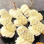 Looking for the perfect spooky treat to prepare for your kiddos this Halloween? Try these tasty and fun Mummy Cupcakes! This ghoulish Halloween cupcake recipe is spooktacular.