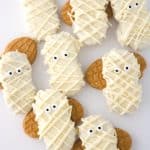 Looking for the perfect spooky treat to prepare for your kiddos this Halloween? Try these tasty and fun Mummy Cupcakes! This ghoulish Halloween cupcake recipe is spooktacular.