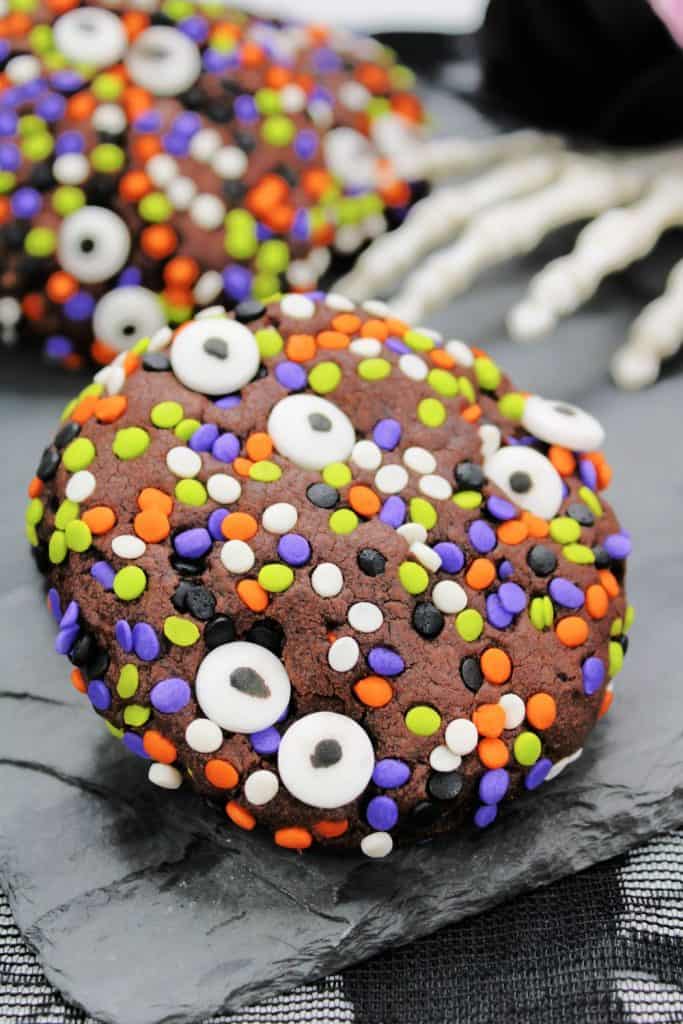 Get ready to watch the sequel of Hocus Pocus while feasting on these flavorful Hocus Pocus Spooky Cookies. They’re fun to prepare, bake with ease, and taste amazing! This Halloween Cookie recipe is perfect to enjoy while watching the Sanderson Sisters.