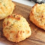 The next time you’re craving those cheesy biscuits from the popular seafood chain, ditch the trip to the restaurant and prepare these Copycat Red Lobster Cheddar Bay Biscuits instead. They’re easy, cheesy, and absolutely delicious! These Copycat Red Lobster Cheddar Bay Biscuits are more than delicious, they are scrumptious. You can make them right at home.