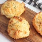 The next time you’re craving those cheesy biscuits from the popular seafood chain, ditch the trip to the restaurant and prepare these Copycat Red Lobster Cheddar Bay Biscuits instead. They’re easy, cheesy, and absolutely delicious! These Copycat Red Lobster Cheddar Bay Biscuits are more than delicious, they are scrumptious. You can make them right at home.