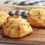 The next time you’re craving those cheesy biscuits from the popular seafood chain, ditch the trip to the restaurant and prepare these Copycat Red Lobster Cheddar Bay Biscuits instead. They’re easy, cheesy, and absolutely delicious! These Copycat Red Lobster Cheddar Bay Biscuits are more than delicious, they are scrumptious. You can make them right at home.