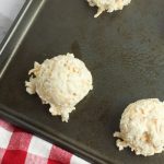 The next time you’re craving those cheesy biscuits from the popular seafood chain, ditch the trip to the restaurant and prepare these Copycat Red Lobster Cheddar Bay Biscuits instead. They’re easy, cheesy, and absolutely delicious! These Copycat Red Lobster Cheddar Bay Biscuits are more than delicious, they are scrumptious. You can make them right at home.