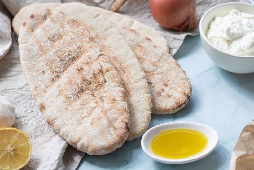 If you're looking for a quick and satisfying meal, these chicken pitas with yogurt sauce are a great option. They're easy to make and full of flavor, thanks to the combination of juicy chicken, sautéed onions, and a tangy yogurt sauce.