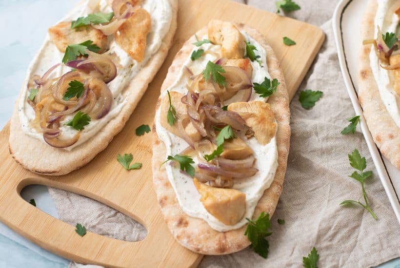 If you're looking for a quick and satisfying meal, these chicken pitas with yogurt sauce are a great option. They're easy to make and full of flavor, thanks to the combination of juicy chicken, sautéed onions, and a tangy yogurt sauce.