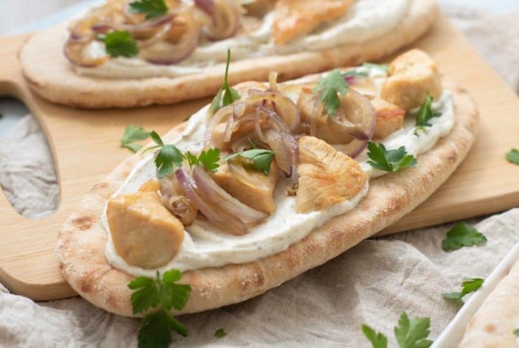 If you're looking for a quick and satisfying meal, these chicken pitas with yogurt sauce are a great option. They're easy to make and full of flavor, thanks to the combination of juicy chicken, sautéed onions, and a tangy yogurt sauce.