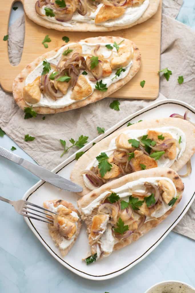 If you're looking for a quick and satisfying meal, these chicken pitas with yogurt sauce are a great option. They're easy to make and full of flavor, thanks to the combination of juicy chicken, sautéed onions, and a tangy yogurt sauce.