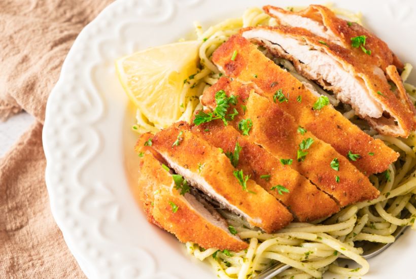 Crispy, golden-brown chicken with a zing of lemon zest and a hint of garlic? Yes, please! This Crispy Lemon Garlic Chicken with Spaghetti is the perfect combination of comfort food and fresh, zesty flavors. It’s a dish that comes together in just 30 minutes of cooking time, making it an easy weeknight dinner that still feels extra special.