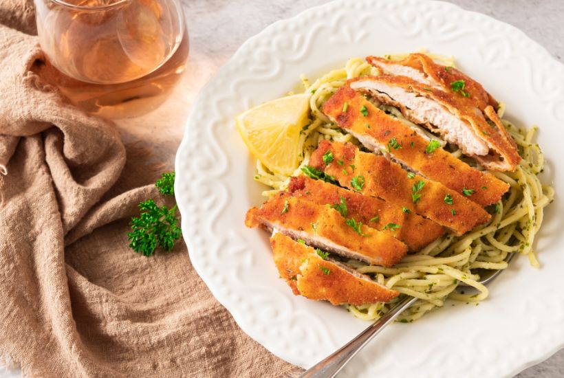 Crispy, golden-brown chicken with a zing of lemon zest and a hint of garlic? Yes, please! This Crispy Lemon Garlic Chicken with Spaghetti is the perfect combination of comfort food and fresh, zesty flavors. It’s a dish that comes together in just 30 minutes of cooking time, making it an easy weeknight dinner that still feels extra special.